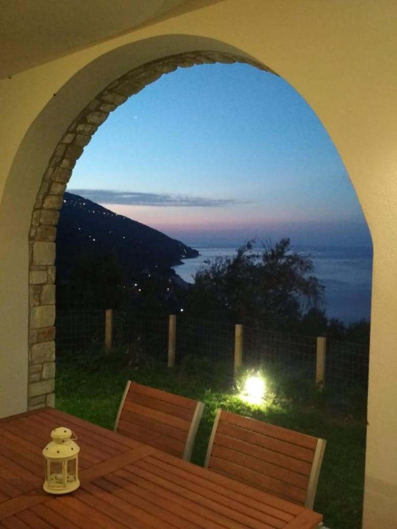Moses Villa Khorevtón Bilik gambar