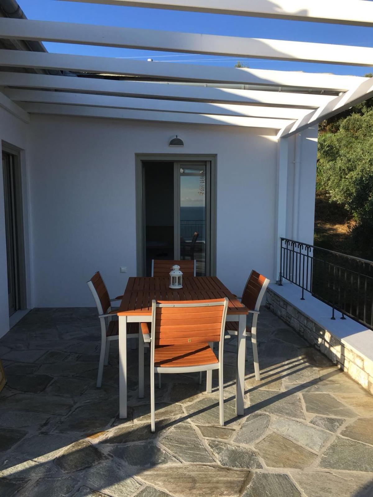 Moses Villa Khorevtón Bilik gambar